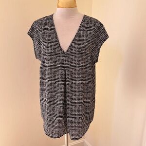 New! DR2 large black/ecru v neck short sleeve top.